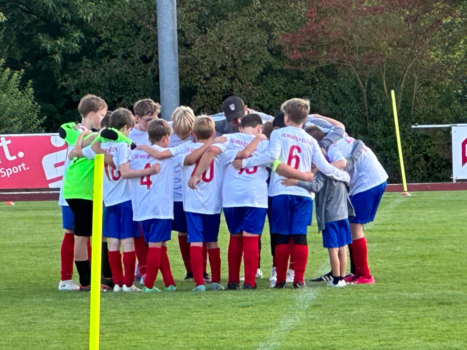 Jugendspieler der JSG Maifeld-Elztal gemeinsam auf dem Fußballplatz